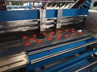 Máquina laminadora de flautas de alta velocidad de 5 pli incluye dispositivo automático de medición del grosor