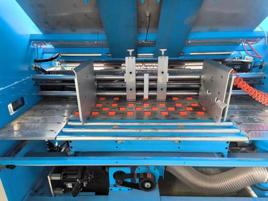 Máquina laminadora de flauta de alta velocidad con alimentación superpuesta y control servo