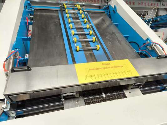 Máquina laminadora de flauta de alta velocidad que ofrece la fabricación de cajas de cartón con un consumo reducido de pegamento y sin estructura de presión de alimentación