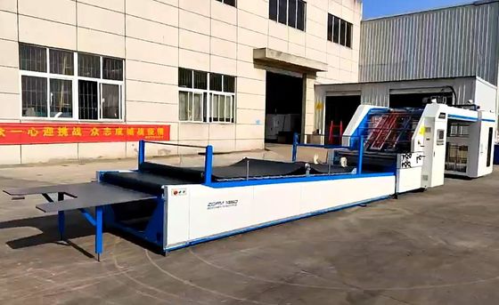 La cartulina acanaló el ajuste automático de papel del motor servo de la máquina que laminaba